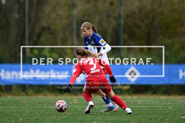 Fußball I Juniorinnen I Saison 2025-2026 I Regionalliga Nord I 7. Spieltag I Hamburger SV U17 - SpVg Aurich U17 I 01512 | Leni Marie Urban (3, SpVg Aurich U17) Hannah Sophie Wernicke (11, Hamburger SV U17) - Realisiert mit Pictrs.com