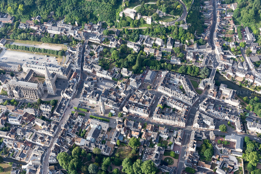 Aerial view: View of the town in Vendôme in the state Loir et Cher, France.Photo: IMG_101103.jpg taken on 06/24/2017 by Werner Riehm/FLY-FOTO.comResolution of the original: 5472 x 3648 px