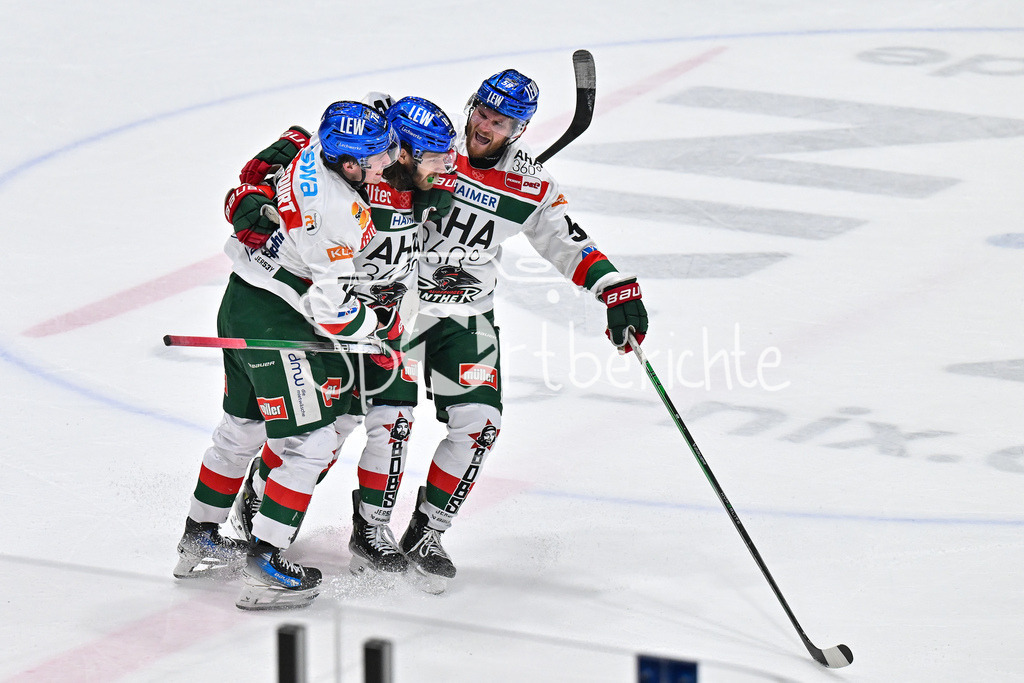 Löwen Frankfurt -Augsburger Panther | Grenzenloser Jubel der Panther nach dem Treffer zum 4-4 Ausgleich durch Anthony LOUIS (Augsburger Panther #18) / Freude / Happy / Tor / Torschuetze / DEL: Loewen Frankfurt - Augsburger Panther, Eissporthalle Frankfurt am 14.02.2025