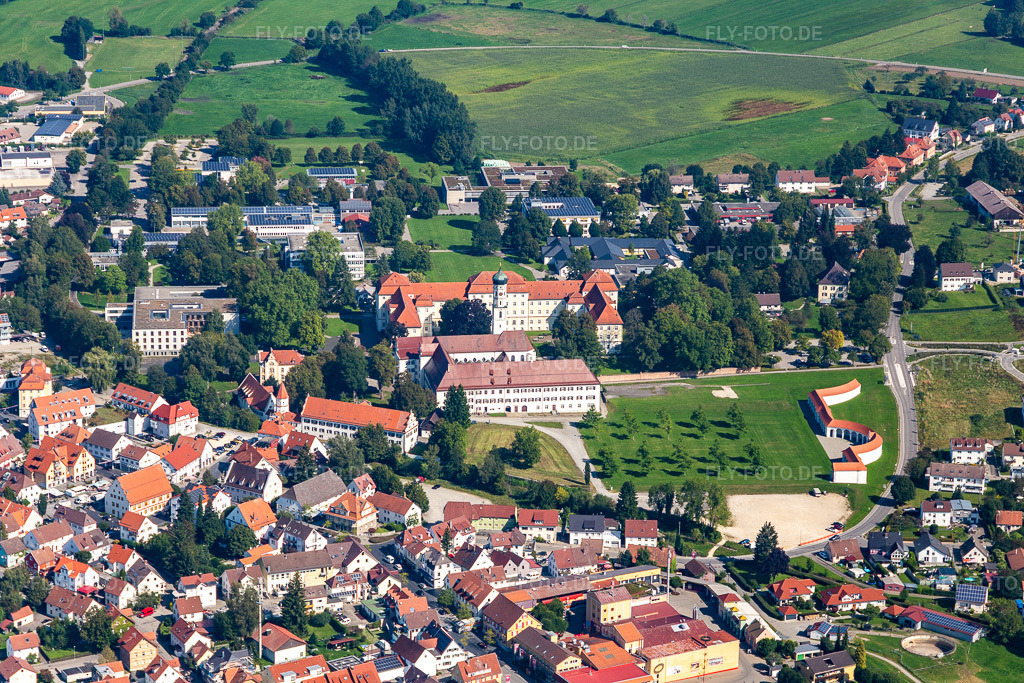 Luftbild: Gebäudekomplex des Klosters im Ortsteil Roppertsweiler in Bad Schussenried im Bundesland Baden-Württemberg in Deutschland. Foto: IMG_129171.jpg vom 04.09.2021 durch Werner Riehm/FLY-FOTO.de