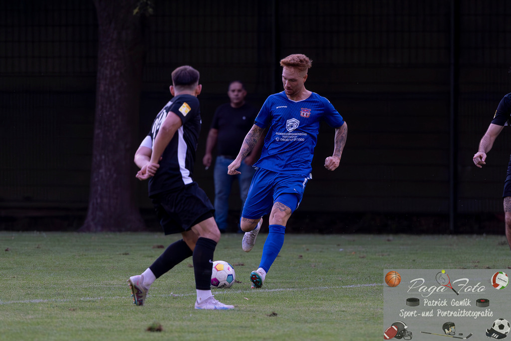 Hessenliga: Türk Gücü Friedberg - FC Eddersheim, 09.08.2024 | Noah Michel (Türk Gücü Friedberg #33) beim Torschuss zum 5:3, Türk Gücü Friedberg - FC Eddersheim, Friedberg, Städtischer Sportplatz, 9.8.2024 - Realisiert mit Pictrs.com