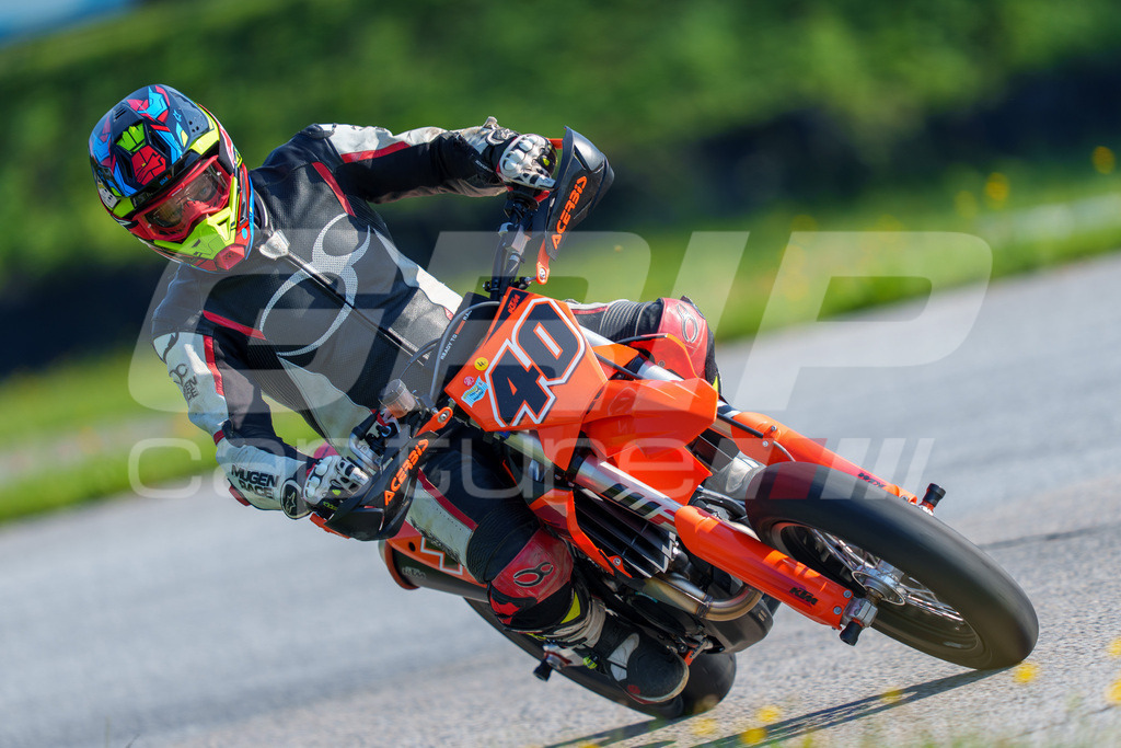 SuperMoto_Staatsmeisterschaft_Greinbach_060 | GRIPcapture steht für authentische Sportfotografie in Österreich – für Momente, die mehr sind als Geschwindigkeit oder Ergebnis. Es geht um Emotion, Spannung, Fokus und den Augenblick, der oft nur einen Wimpernschlag dauert.Ob Motorsport, Teamsport oder 