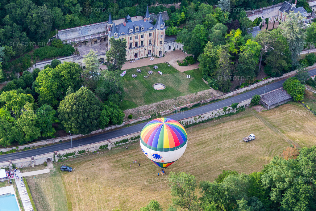 Vue aérienne: Décollage d'une montgolfière depuis le château de Perreux, survolant l'espace aérien à Nazelles-Négron dans le département Indre et Loire, France. Photo: IMG_082322.jpg prise le 20/06/2015 par Werner Riehm/FLY-FOTO.euRésolution de l'original: 3958 x 2639 px