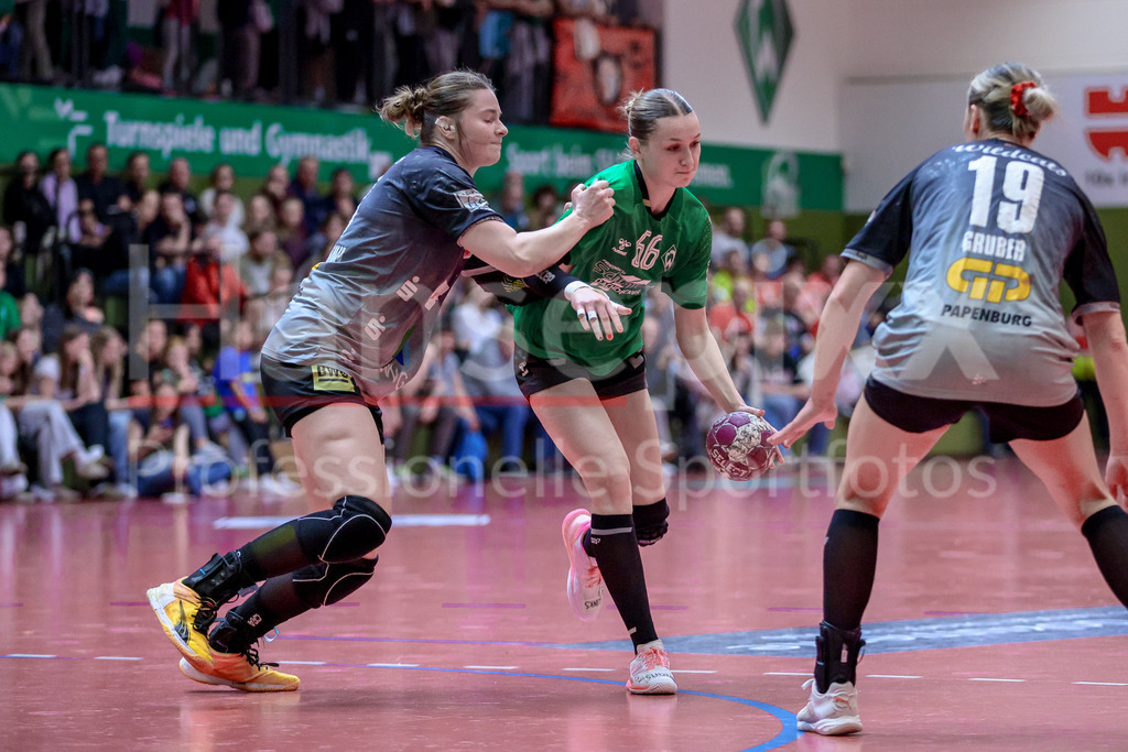 Handball, 2. Bundesliga Frauen, SV Werder Bremen - SV Union Halle-Neustadt | v.li.: Lucy Strauchmann (SV Union Halle-Neustadt, 78) und Luise Albert (SV Werder Bremen, 66) im Zweikampf, Duell, Spielszene, Aktion, Action