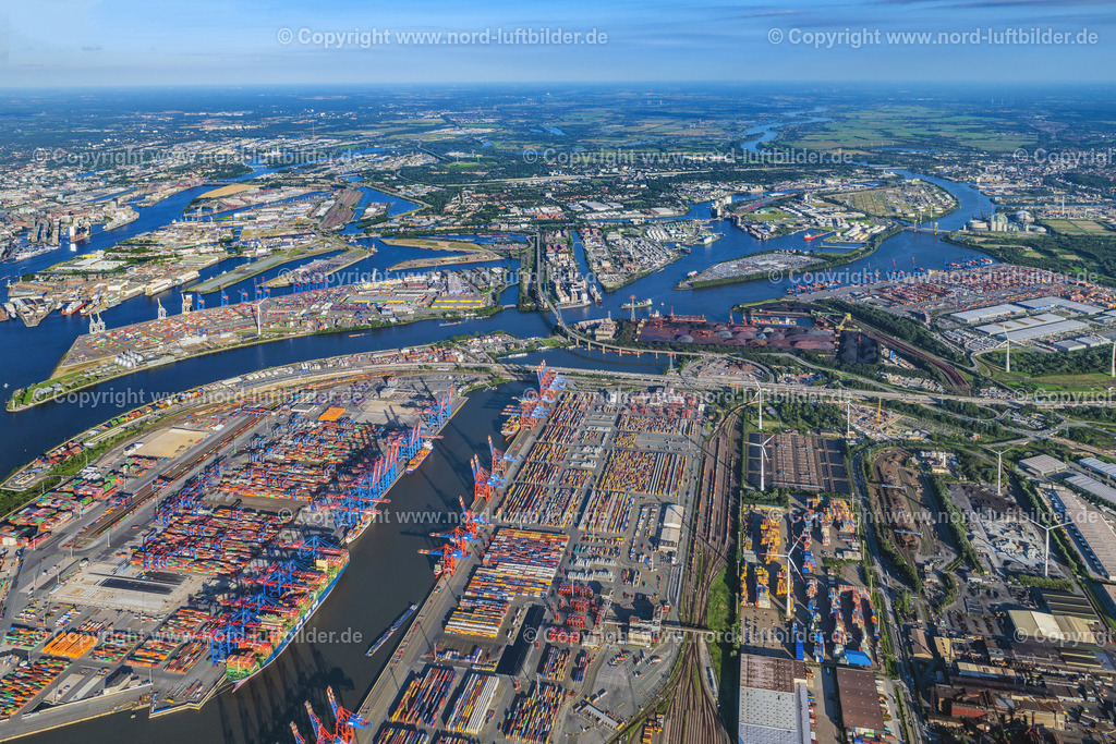 Hamburg_Hafen_Hoch_ELS_1886210823 | HAMBURG 04.09.2023 Hafenanlagen am Ufer des Hafenbeckens Burchardkai der Eurogate im Ortsteil Waltershof in Hamburg, Deutschland. Weiterführende Informationen bei: EUROGATE GmbH & Co. KGaA, KG. // Port facilities on the shores of the harbor of Burchardkai of Eurogate in the district Waltershof in Hamburg, Germany. Further information at: EUROGATE GmbH & Co. KGaA, KG. Foto: Martin Elsen