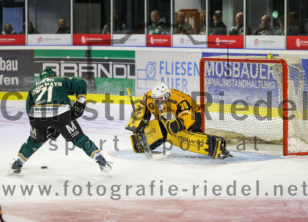 2025-08-22_026_TSV_Erding_gegen_EV_Fuessen | Erding, Deutschland, 22.08.2025:Eishockey, Oberliga Süd 2025 / 2026, Testspiel, TSV Erding gegen EV Füssen, Endergebnis: 1:4Erik Modlmayr (Erding Gladiators, #21), Torwart Timotej Pancur (EV Füssen, #30)Foto: Christian Riedel / fotografie-riedel.net