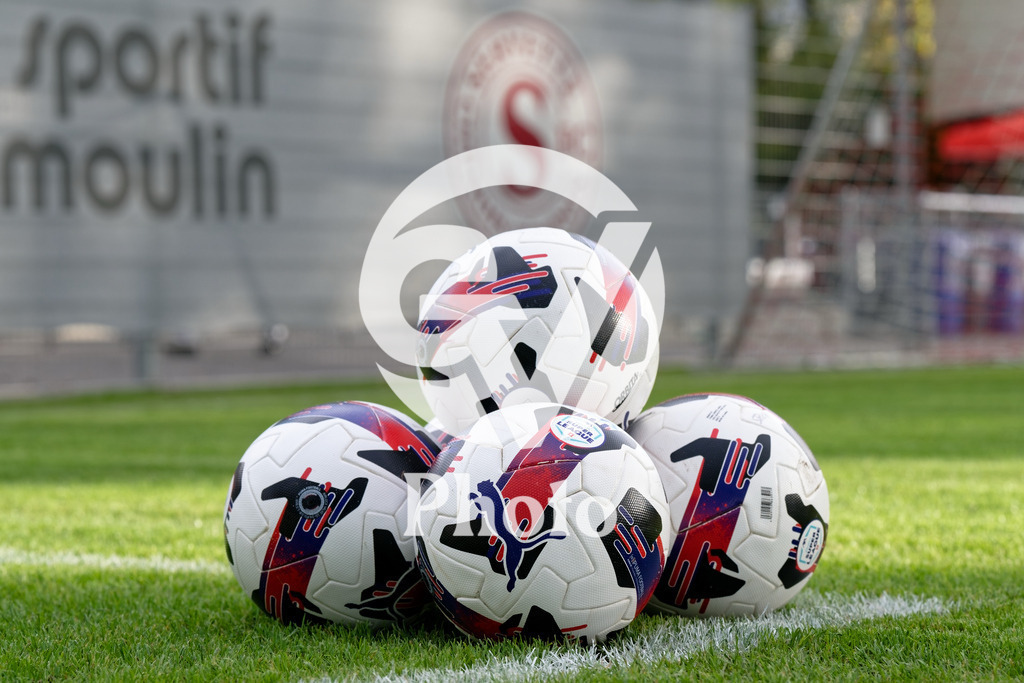 DZ8_6675_c | Switzerland: AXA Womens Super League 2025/26, Servette FC Chenois Feminin vs FC Aarau Frauen - Stade des Trois-Chene, Chene-Bourge: The official match ball is seen 