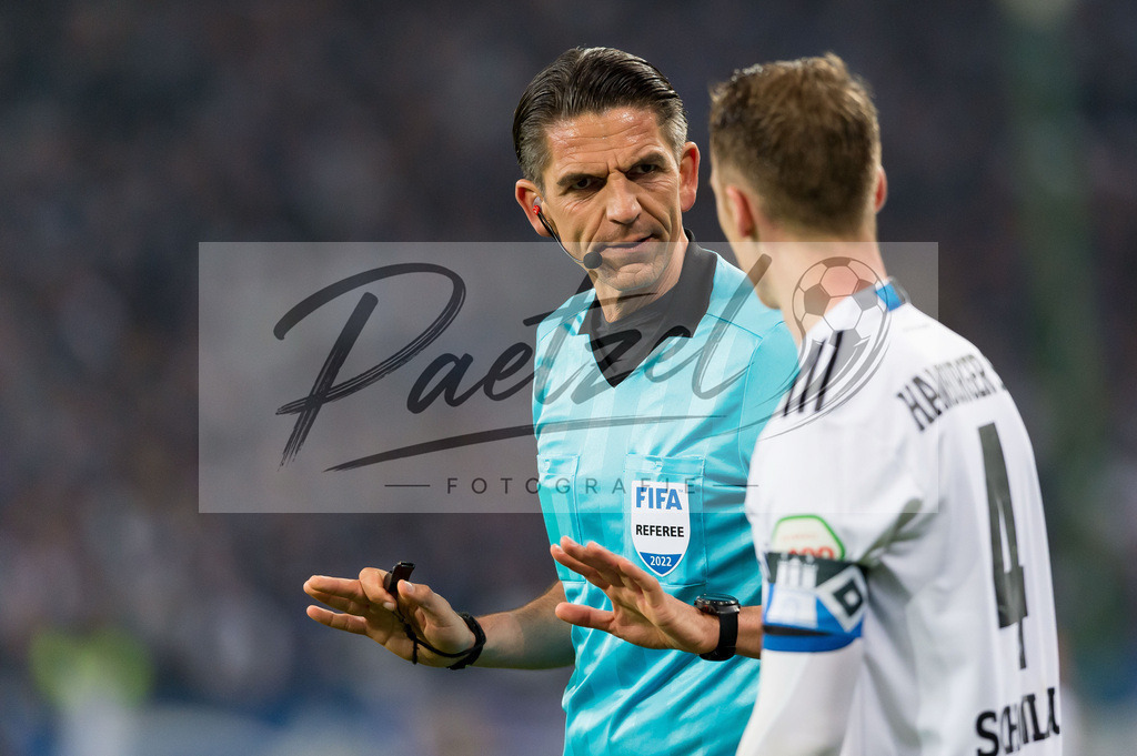 HSVSCF20220419_143 | Fussball, Herren: Referee Deniz Aytekin spricht mit Sebastian Schonlau (Hamburger SV) beim DFB-Pokal-Halbfinalspiel zwischen Hamburger SV und SC Freiburg im Volksparkstadion am 19.04.2022 in Hamburg, Deutschland.DFB / DFL REGULATIONS PROHIBIT ANY USE OF PHOTOGRAPHS AS IMAGE SEQUENCES AND/OR QUASI-VIDEO. - Realisiert mit Pictrs.com