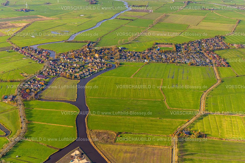 Emden251104773 | Luftbild, Ortsansicht Wohngebiet Dorf Twixlum und Wasserlauf Larrelter Tief, umgeben von Wiesen und Feldern, Twixlum, Emden, Norddeutschland, Ostfriesland, Niedersachsen, Deutschland