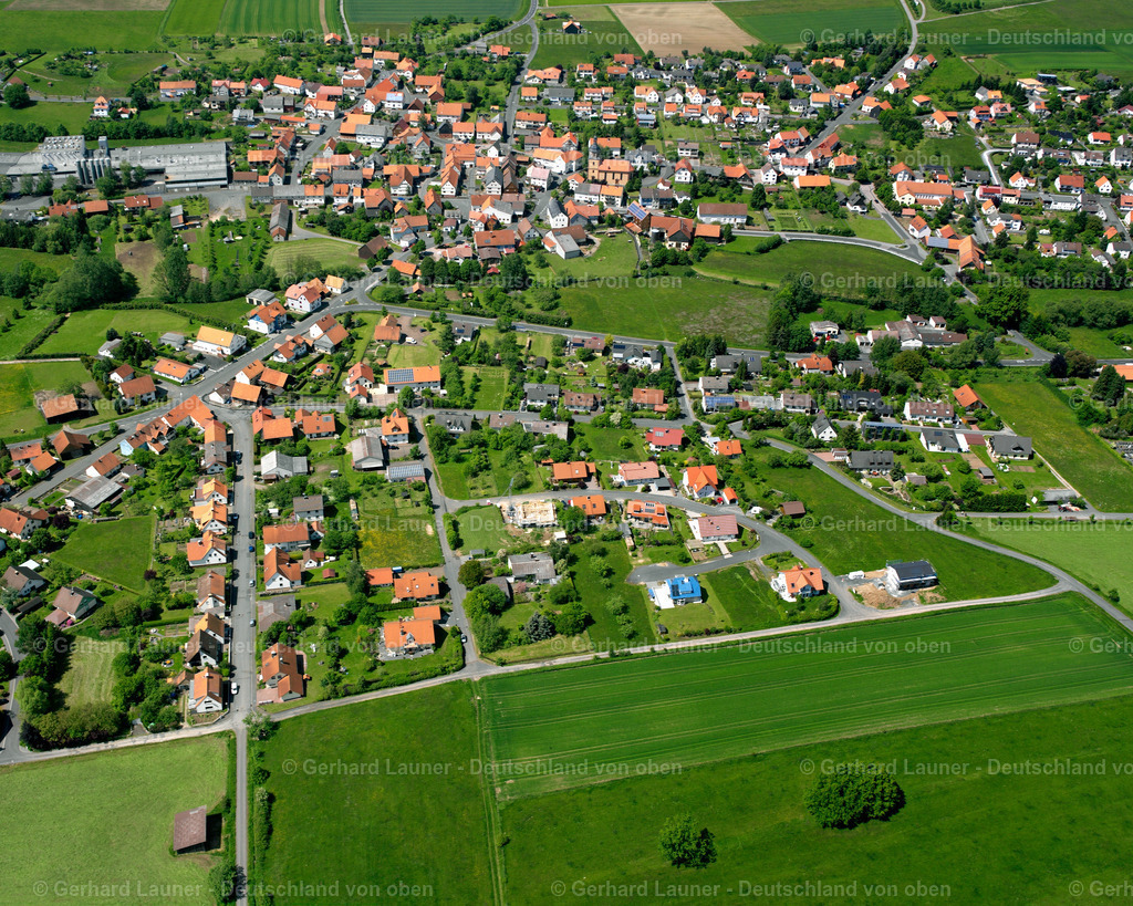 2615796 | FRISCHBORN 09.06.2006 Ortsansicht am Rande von landwirtschaftlichen Feldern und Nutzflächen  in Frischborn im Bundesland Hessen, Deutschland // Village view on the edge of agricultural fields and land  in Frischborn in the state Hesse, Germany Foto: Gerhard Launer