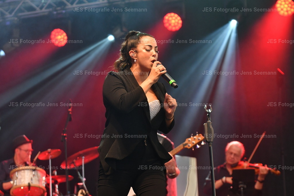 2026_Deborah Lee und the news_One Moment time Whitney Houston__0621 | Fotograf Jens Seemann - Realisiert mit Pictrs.com