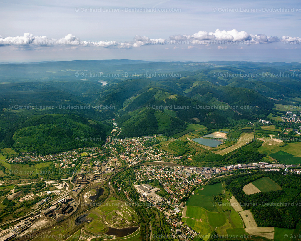 2638013 | Goslar, OKER 09.06.2006 Stadtansicht vom Stadtrand angrenzend an landwirtschaftliche Feldern  in Oker im Bundesland Niedersachsen, Deutschland // City view from the outskirts with adjacent agricultural fields  in Oker in the state Lower Saxony, Germany Foto: Gerhard Launer