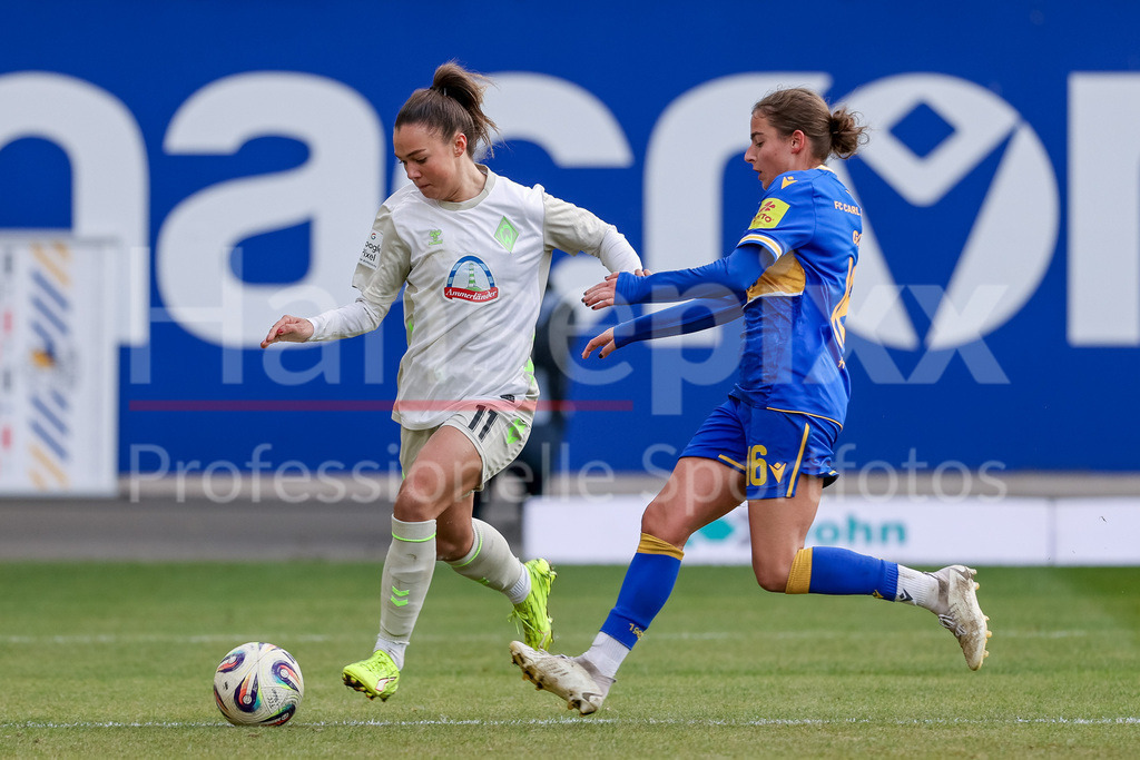 Fussball, Google Pixel Frauen-Bundesliga, FC Carl Zeiss Jena - SV Werder Bremen | v.li.: Maja Sternad (SV Werder Bremen, 11) und Lisa Gora (FC Carl Zeiss Jena, 16) im Zweikampf, Duell, Dynamik, Aktion, Action, Spielszene, DIE DFB-RICHTLINIEN UNTERSAGEN JEGLICHE NUTZUNG VON FOTOS ALS SEQUENZBILDER UND/ODER VIDEOÄHNLICHE FOTOSTRECKEN. DFB REGULATIONS PROHIBIT ANY USE OF PHOTOGRAPHS AS IMAGE SEQUENCES AND/OR QUASI-VIDEO.