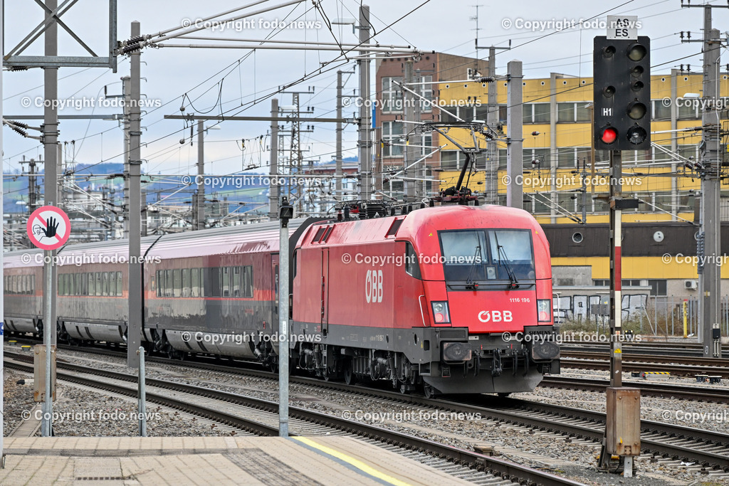 Hauptbahnhof Linz_ Bahnhofshalle_ Bahnsteig_ 26.12.2023-28 | 26.12.2023, Hauptbahnhof Linz, AUT, Bahnhofshalle und Bahnsteig, im Bild Bahnhofshalle, Bahnsteig, Zug, Fahrgaeste, Ticket, Ticketautomat, OEBB, Reisende, Gepaeck, Railjet, Westbahn, ICE, DB, Schild, Anzeigetafel, Linz