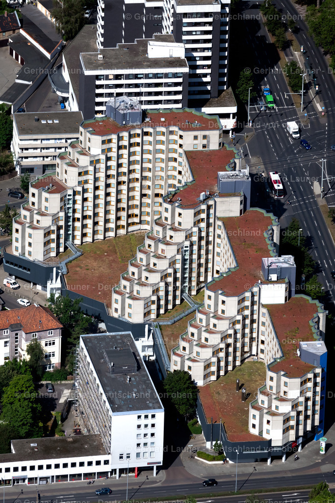 4035236 | BRAUNSCHWEIG 31.07.2020 Studenten-Wohnheim Gebäude " Affenfelsen " am Rebenring im Ortsteil Nordstadt in Braunschweig im Bundesland Niedersachsen, Deutschland. Weiterführende Informationen bei: ALU-BAU Gräbner GmbH,  Studentenwerk OstNiedersachsen,  iwb Ingenieurgesellschaft mbH. // Student Residence - Building " Affenfelsen " on Rebenring in the district Nordstadt in Brunswick in the state Lower Saxony, Germany. Further information at: ALU-BAU Graebner GmbH,  Studentenwerk OstNiedersachsen,  iwb Ingenieurgesellschaft mbH. Foto: Gerhard Launer