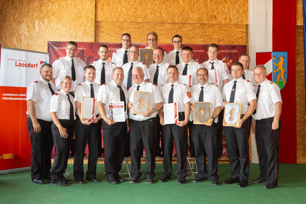 Geehrtengruppe_012 | Festakt FF-LOOSDORF - GRUPPENFOTO der ausgezeichneten HELFER bzw. Organisationen - DANKE für Hilfsleistungen und Unterstützungen bei der Hochwasserkatastrophe in Loosdorf im September 2024