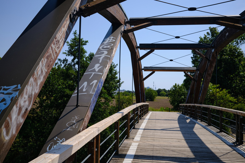 Alte Bogenbrücke aus Stahl über den Marchfeldkanal | Austria - August 07, 2025: Alte Bogenbrücke aus Stahl über den Marchfeldkanal. - Realisiert mit Pictrs.com