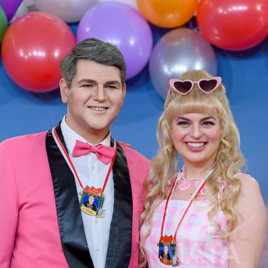 _DWA1763 | Politikerin Katharina Schulze (Grüne) mit ihrem Stellvertreter Johannes Becher (links) bei der TV-Sendung Fastnacht in Franken 2024. Veitshöchheim, 02.02.2024 Bayern Deutschland - Realisiert mit Pictrs.com