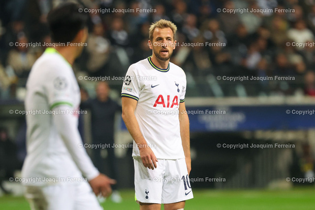 sgevstott_1623 | 04.10.2022 xjfx  Fussball Champions League Group D Eintracht Frankfurt - Tottenham Hotspur emspor,  v.l., Son Heung-min (Tottenham Hotspur), Harry Kane (Tottenham Hotspur) enttaeuscht, enttaeuscht schauend, dissapointed, traurig, frustiert, frust, gefrustet


(DFL/DFB REGULATIONS PROHIBIT ANY USE OF PHOTOGRAPHS as IMAGE SEQUENCES and/or QUASI-VIDEO) - Realisiert mit Pictrs.com