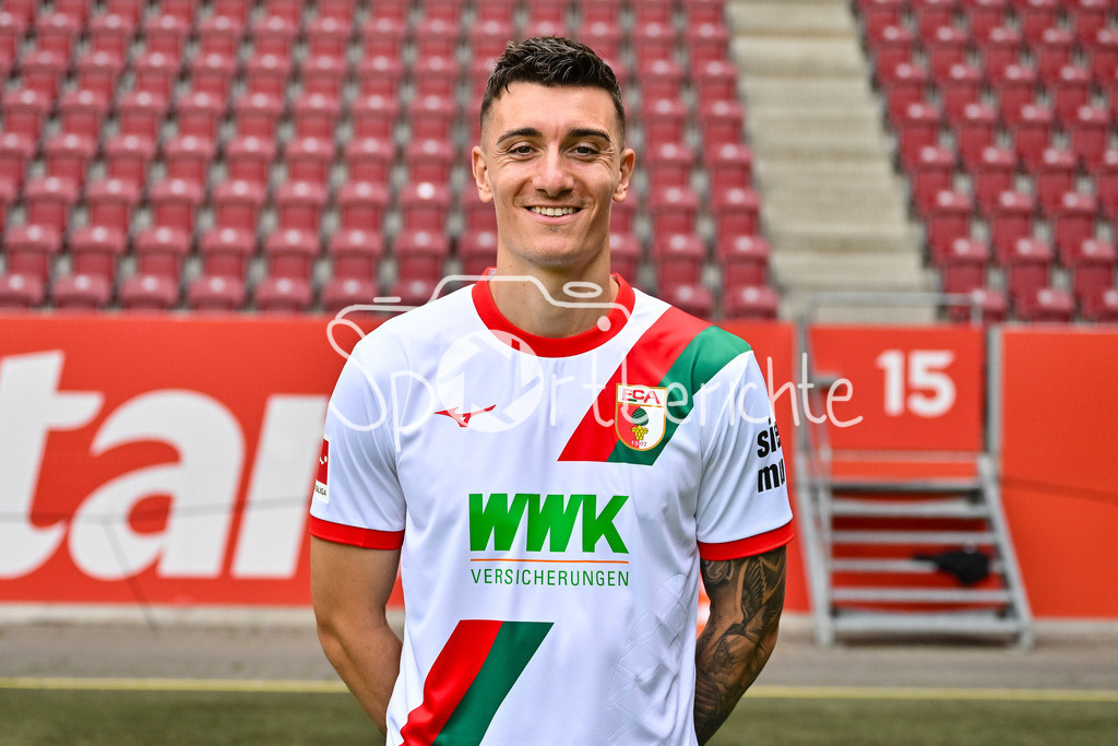 FC Augsburg 2025/26 | Cedric ZESIGER / Einzelfoto / Freisteller / Media Day FC Augsburg: WWK-Arena am 06.08.2025