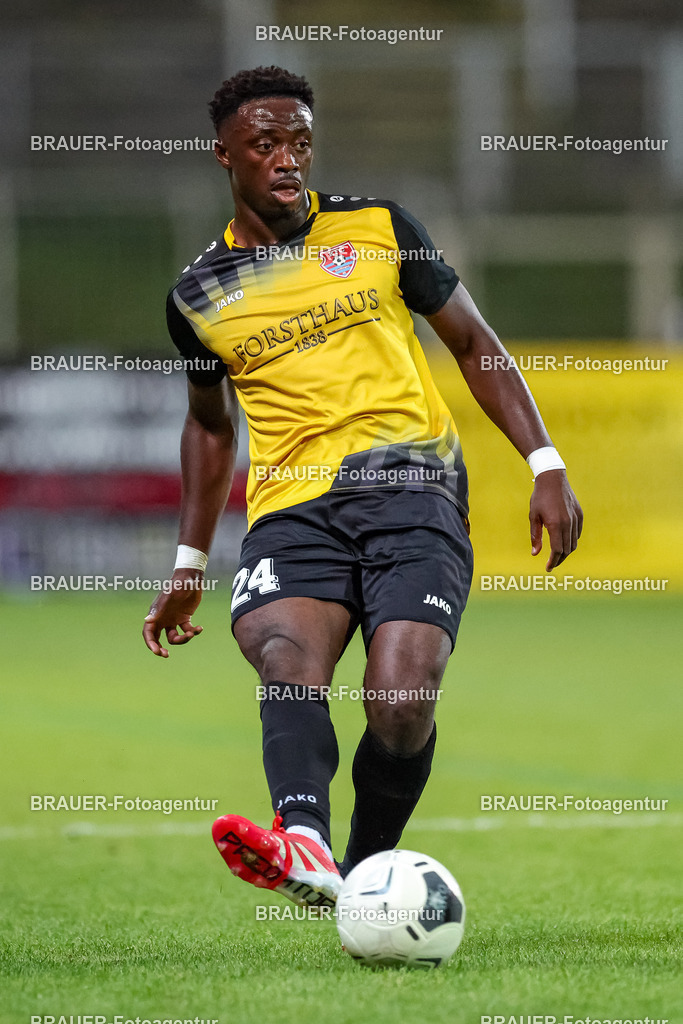 SB_KFCBAU_20250815_5208.JPG -  - KFC Uerdingen - SF Baumberg - Oberliga Niederrhein | Krefeld, Deutschland, 15.08.25: Kingsley Helmut Marcinek (KFC Uerdingen) in Aktion, am Ball, Einzelaktion während des Oberliga Niederrhein Spiels zwischen KFC Uerdingen - SF Baumberg in der Grotenburg Stadion am 15. August 2025 in Krefeld, Deutschland. (Foto von Stefan Brauer/Brauer-Fotoagentur)