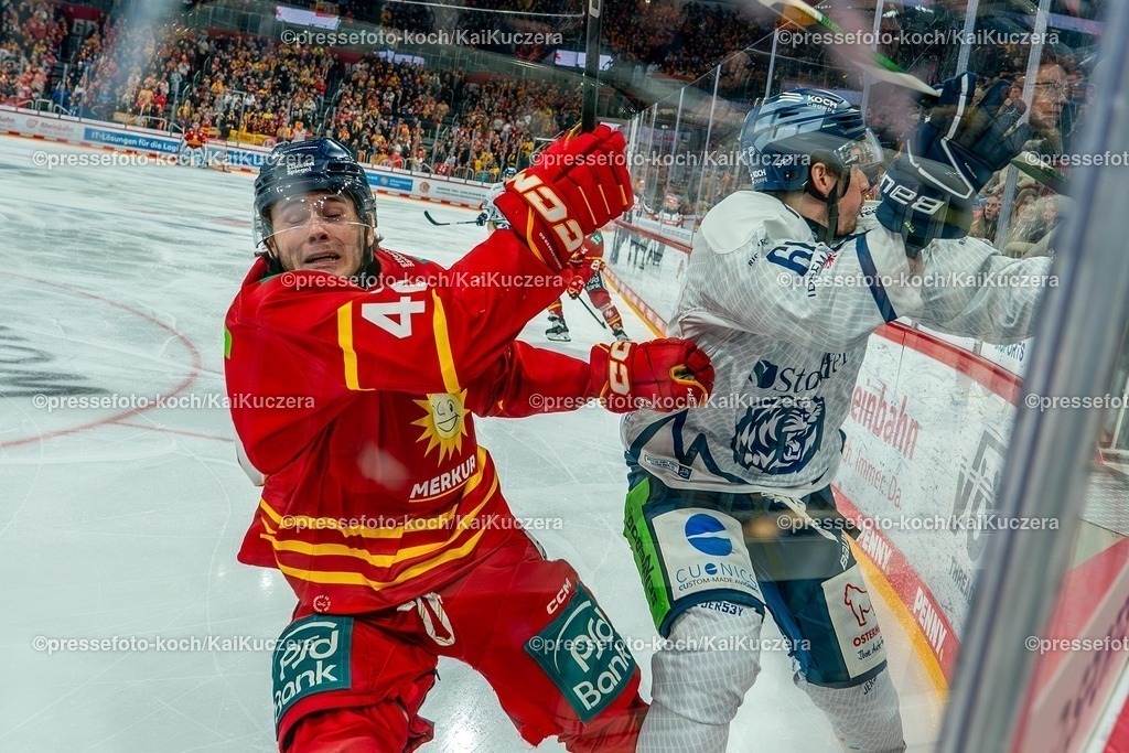 KKU10012501042 | 10.01.2025, xkkux, Eishockey, Penny DEL, Düsseldorfer EG - Straubing Tigers, PSD-BANK Dome: Luis Üffing (DEG #42) im Zweikampf gegen Justin Braun (Straubing Tigers #61)