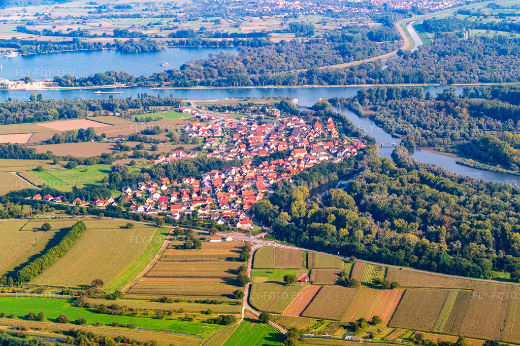 Vue aérienne: Vue du village depuis le nord-ouest, à l'embouchure de la Sauer dans le Rhin. à Munchhausen dans le département Bas Rhin, France – .Photo: P1000861.jpg prise le 15/09/2014 par Werner Riehm/FLY-FOTO.eu – Résolution de l'original: 5472 x 3648 px