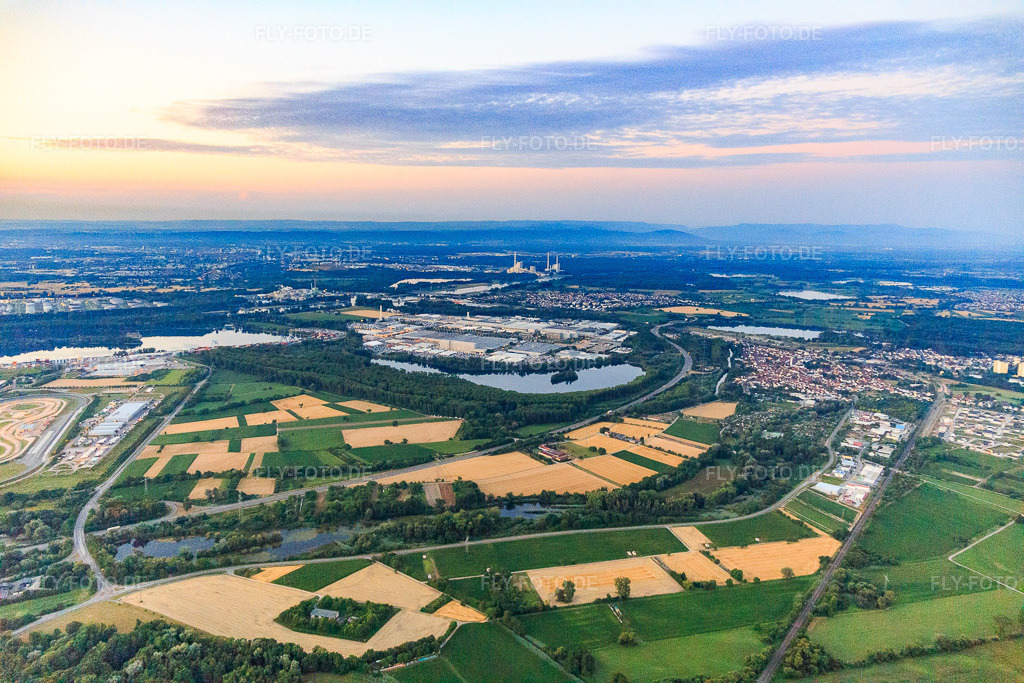 Luftbild: Übersicht des Industriepark Wörth GmbH am Morgen aus Nordwesten jenseits des Sees Kiefer Rathjen mit Mercedes-Benz Trucks in Wörth am Rhein im Bundesland Rheinland-Pfalz in Deutschland. Foto: IMG_101477.jpg vom 08.07.2017 durch Werner Riehm/FLY-FOTO.deWWW.IPWGMBH.DE