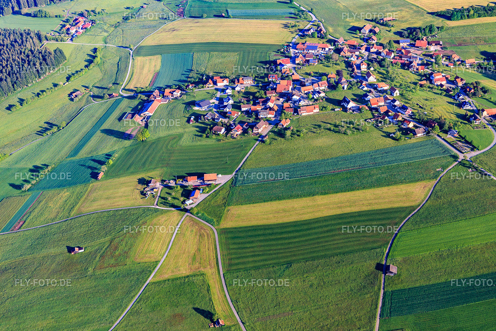 Ortsansicht von Westen | Luftbild: Ortsansicht von Westen im Ortsteil Fünfbronn in Simmersfeld im Bundesland Baden-Württemberg in Deutschland. Foto: IMG_114354.jpg vom 30.05.2019 durch Werner Riehm/FLY-FOTO.de - Realisiert mit Pictrs.com