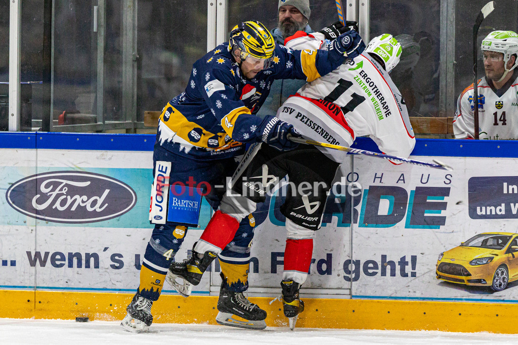 TSV Peißenberg Miners vs ESC River Rats Geretsried | Eishockey Bayernliga 2023/2024, TSV Peißenberg Miners vs ESC River Rats Geretsried,
Duell zwischen Bernhard JORDE (River Rats 4) und Florian SIMON (Miners 11),
2023-12-26 in Geretsried (Eisstadion)
4 Bernhard JORDE (River Rats 4), 11 Florian SIMON (Miners 11)
Copyright: WolfgangxLindner foto-lindner.de