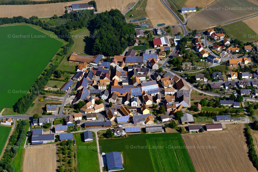3650472 | EICHELSEE 13.09.2016 Ortsansicht am Rande von landwirtschaftlichen Feldern und Nutzflächen  in Eichelsee im Bundesland Bayern, Deutschland // Village view on the edge of agricultural fields and land  in Eichelsee in the state Bavaria, Germany Foto: Gerhard Launer