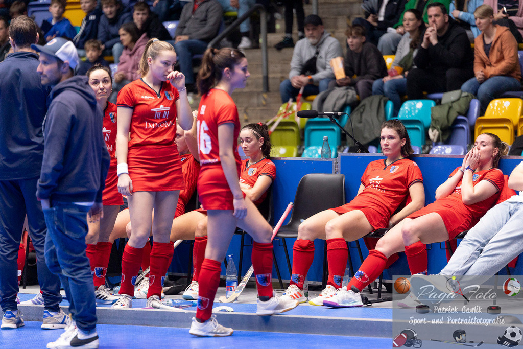 Volvo E.R.B. Final 4 Finale Frauen: Berliner HC - Mannheimer HC, 26.01.2025 | Spielerinnen aus Berlin traurig nach der Neiderlage im Finale, lilith Ell (Berliner HC #16) &amp; Alina Sophie Jäger (Berliner HC #13), Berliner HC - Mannheimer HC, Frankfurt, Süwag Arena, 26.1.2025 - Realisiert mit Pictrs.com