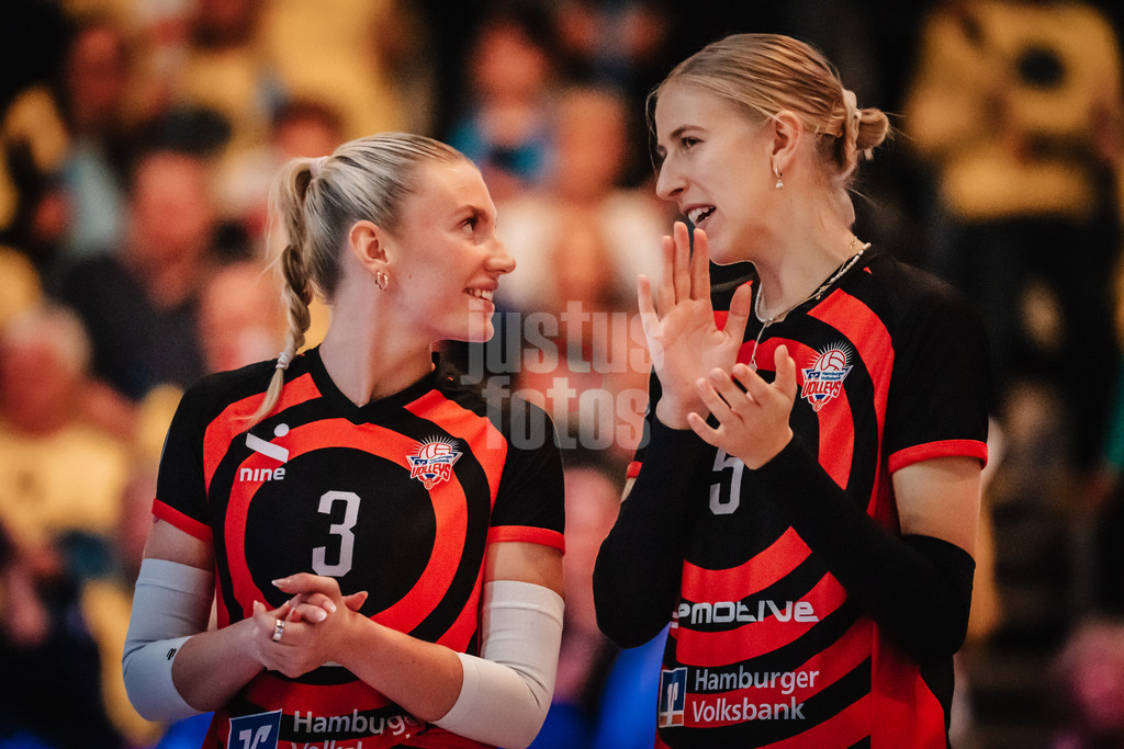 Volleyball | Frauen | Saison 2025/2026 | Volleyball Bundesliga | SSC Palmberg Schwerin vs. ETV Hamburger Volksbank Volleys | 18.10.2025 | v.l. Lina Köster (#3, ETV Hamburger Volksbank Volleys) und Anna Hartig (#5, ETV Hamburger Volksbank Volleys)