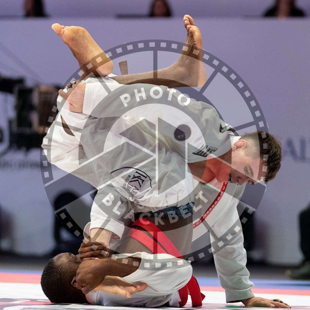 20231109PBB4750 | Fighters compete during the AJP World Professional Championship in the Mubadala Arena in Abu Dhabi, Arab United Emirates, on November 9, 2023.