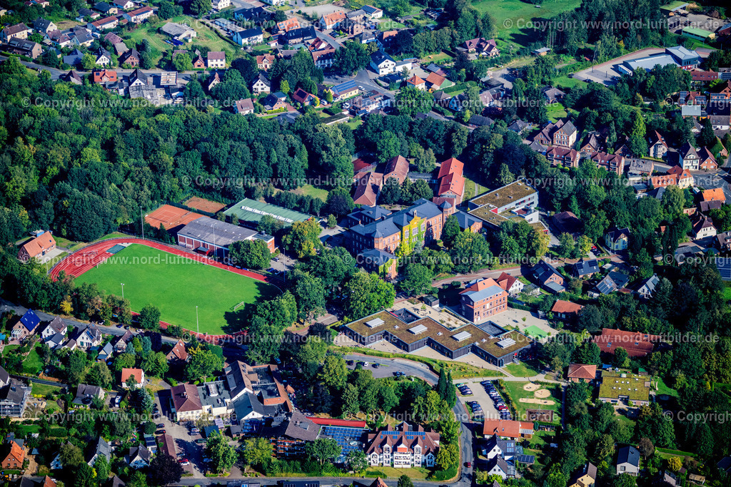 Bad_Bederkesa_Niedersächsisches_Internatsgymnasium_ELS_5249050924 | GEESTLAND 05.09.2024 Schulgebäude und Sportplatz " Niedersächsische Internatsgymnasium " an der Seminarstraße in Geestland Bad Bederkesa im Bundesland Niedersachsen, Deutschland. // School building and sports field " Niedersaechsische Internatsgymnasium " on street Seminarstrasse in Geestland in the state Lower Saxony, Germany. Foto: Martin Elsen