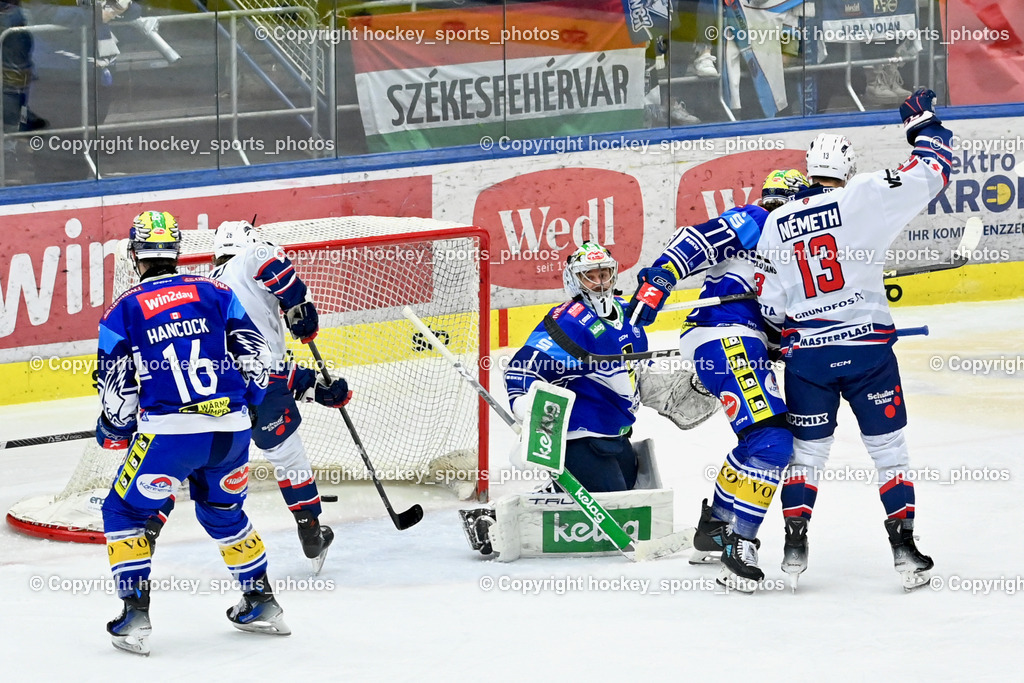 EC IDM Wärmepumpen VSV vs. Hydro Fehervar AV19  | #16 HANCOCK Kevin EC VSV, #26 Kulmala Rasmus HYDRO FEHERVAR, #1 LAMOUREUX Jean Philippe EC VSV, #77 LINDNER Philipp EC VSV, #13 Nemeth Kristof HYDRO FEHERVAR, Tor Hydro Fehervar AV19, EC IDM Wärmepumpen VSV vs. Hydro Fehervar AV19 , EC IDM Wärmepumpen VSV vs. Hydro Fehervar AV19  am 01.01.2025 in Villach (Stadthalle Villach), Austria, (Photo by Bernd Stefan)