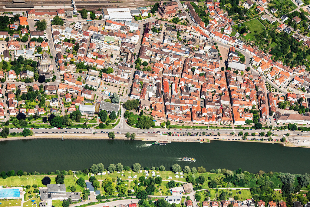 dr__0024441.jpg | EBERBACH 17.06.2019 Ortskern am Uferbereich des Neckar - Flußverlaufes in Eberbach im Bundesland Baden-Württemberg. // Village on the banks of the area Neckar - river course in Eberbach in the state Baden-Wurttemberg. Foto: Daniel Reiter