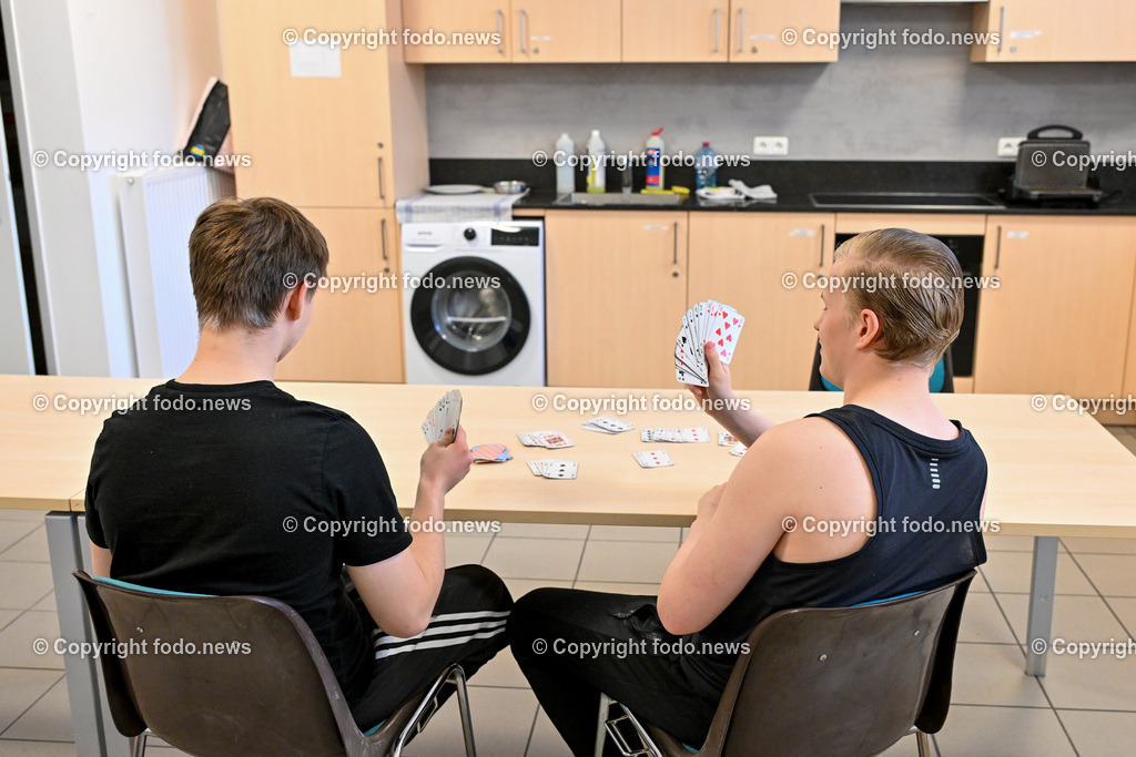 Justizanstalt Linz_ 29.04.2024_-37 | 29.04.2024, Linz, AUT, Justizanstalt, Justizwache, im Bild Haeftlinge, Insassen beim Kartenspielen in der Kueche