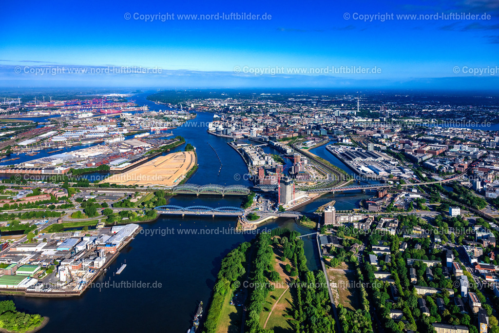 Hamburg_Elbbrücken_Baakenhafen_ELS_1644240525 | HAMBURG 20.06.2025 Fluß - Brückenbauwerk Elbbrücken - Norderelbbrücke über die Ufer der Elbe in Hamburg. // River - bridge structure Elbbruecken - Norderelbbruecke on the banks of the Elbe in Hamburg. Foto: Martin Elsen
