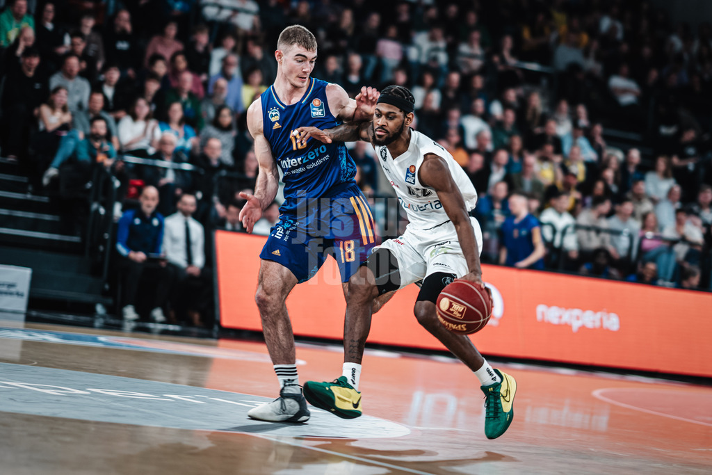 Basketball | Männer | Saison 2023/2024 | easyCredit Basketball Bundesliga | Veolia Towers Hamburg vs. Alba Berlin | 17.04.2024 | Aljami Durham (#42, Veolia Towers Hamburg) will vorbei an Ex-Towers Spieler Ziga Samar (#18, Alba Berlin)