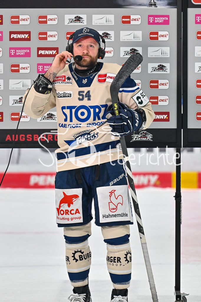Augsburger Panther - Schwenninger Wild Wings | Bei einem Interview von MagentaSport Benjamin MARSHALL (Schwenninger Wild Wings 54) / DEL: Augsburger Panther - Schwenninger Wild Wings, Curt Frenzel Stadion am 24.01.2025 / Freisteller / Einzelfoto / DEL: Augsburger Panther - Schwenninger Wild Wings, Curt Frenzel Stadion am 24.01.2025