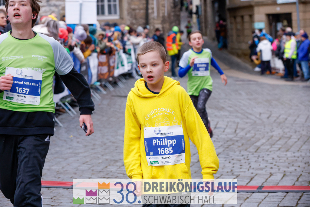 1700m Stadtwerke Jugendlauf | 3 Koenigslauf 2024 1700m Stadtwerke Jugendlauf - Realisiert mit Pictrs.com