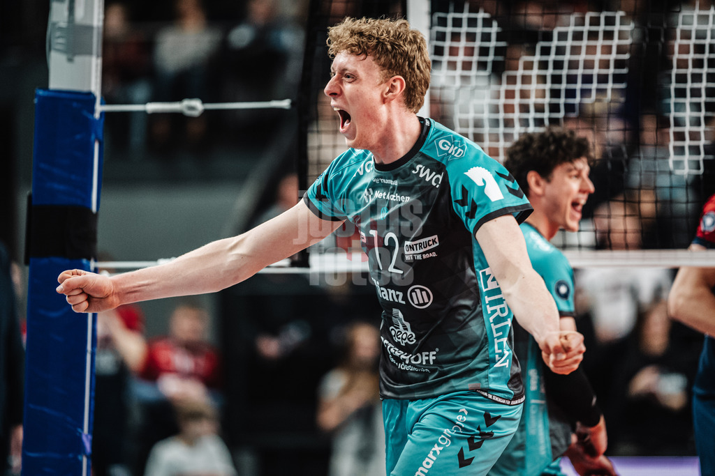 Volleyball | Herren | Saison 2025/2026 | 1. Volleyball Bundesliga Männer | DVV Pokal Halbfinale | SVG Lüneburg vs. SWD powervolleys Düren | 16.12.2025 | Siebe Korenblek (#12, SWD powervolleys Düren) jubelt