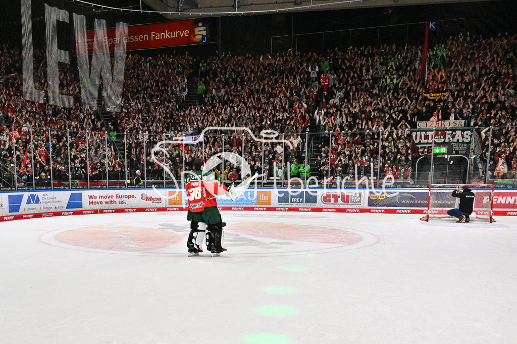 Augsburger Panther - Kölner Haie | die Augsburger Panther feiern zusammen mit den Fans den Heimsieg gegen die Kolner Haie / Strauss MANN (Augsburger Panther #38) / DEL: Augsburger Panther - Kölner Haie, Curt Frenzel Stadion am 29.09.2024