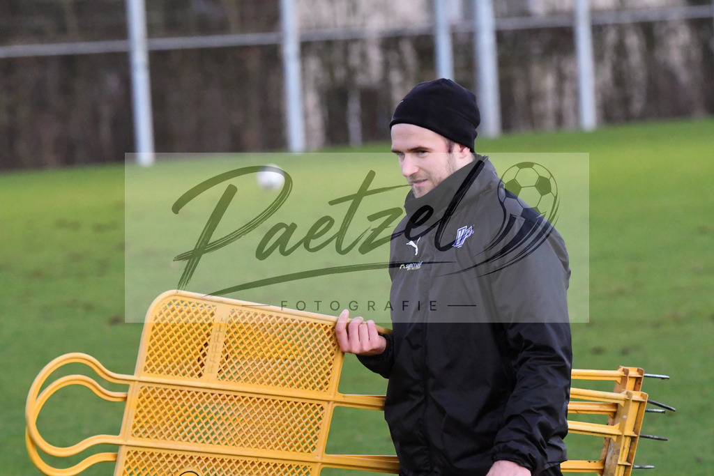 20200121_TRAOSN_0074 | Fußball, Herren: Konstantin Engel (VfL Osnabrück) schaut beim Training des VfL Osnabrück am 21.01.2020 im Sportpark Illoshöhe in Osnabrück, Deutschland.(Foto von Nico Paetzel) - Realisiert mit Pictrs.com