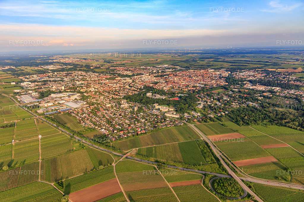 Luftbild: Stadtansicht jenseits der B10 von Nordwesten in Landau in der Pfalz im Bundesland Rheinland-Pfalz in Deutschland. Foto: IMG_107431.jpg vom 25.05.2018 durch Werner Riehm/FLY-FOTO.de