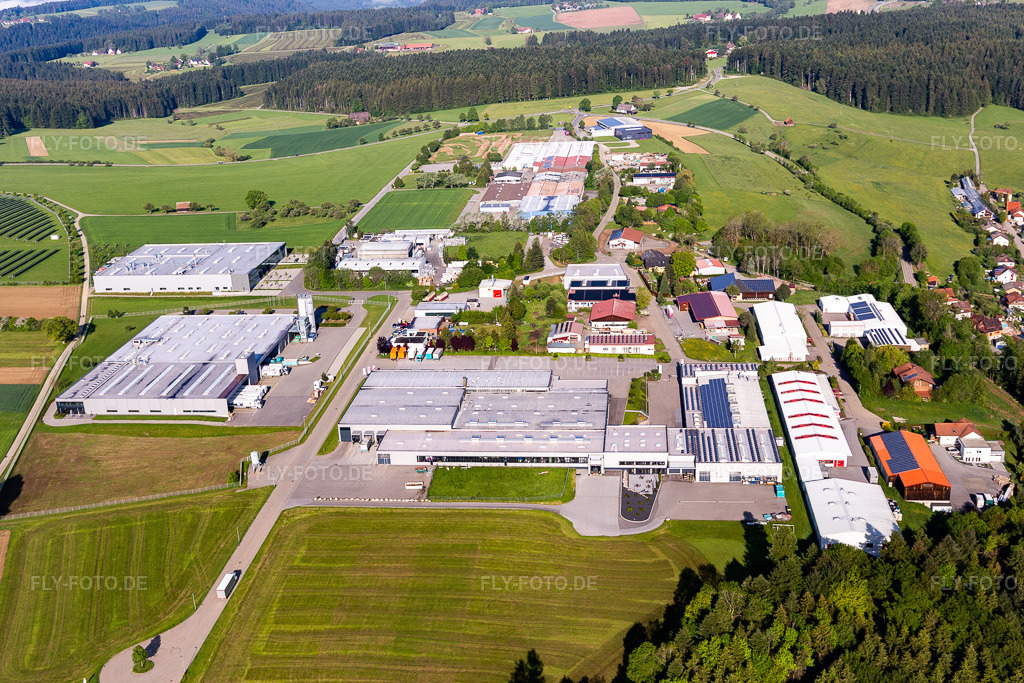 Luftbild: Industrie- und Gewerbegebiet mit Uwe Müller GmbH&Co.KG, Rahm Drehtechnik GmbH, Dobergo GmbH & Co. KG, Gebrüder Weiss GmbH, Heinrich Seeger, GROHE Technology AG, Reifendienst Glatthaar, Pewe Weidlich GmbH und REMONDIS Industrie Service GmbH & Co. KG in Betzweiler im Ortsteil Betzweiler in Loßburg im Bundesland Baden-Württemberg in Deutschland. Foto: IMG_114390.jpg vom 30.05.2019 durch Werner Riehm/FLY-FOTO.de