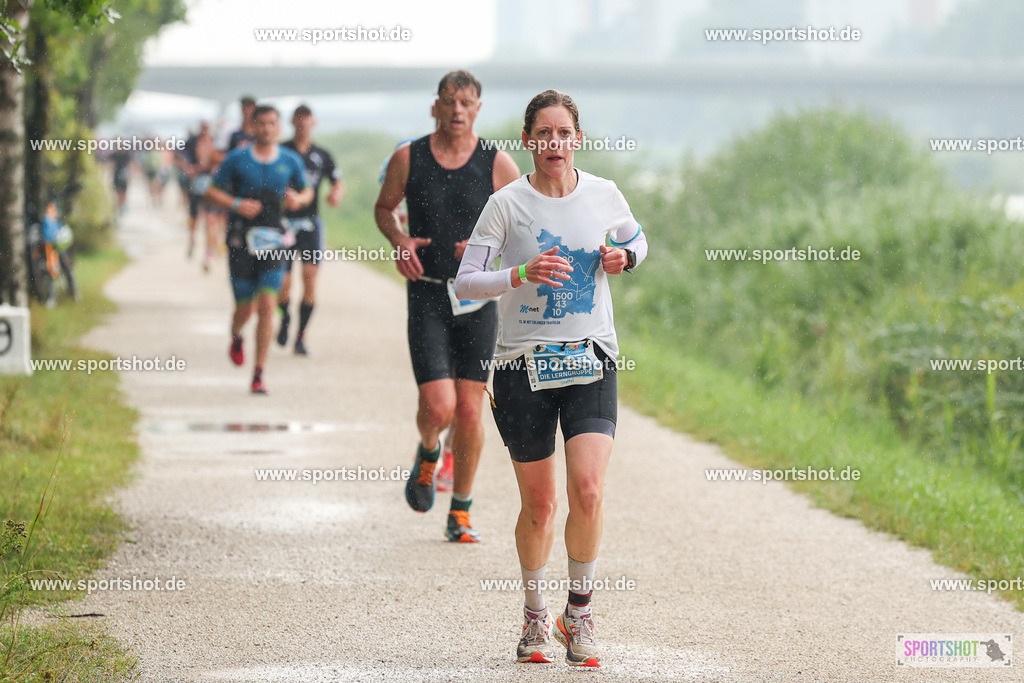 LUR_1231 | 34. M-net Erlanger Triathlon 2025 #erlangertriathlon  #mnettriathlon2025 #mnettriathlon #team #olympischedistanz #mitteldistanz #triathlon #maindonaukanal  #erlangertriathlon2025 #yourpictrs #tv1848 #tv1848erlangen  #triathlonbayern #sportinerlangen #demsportverbunden #sportshot_your_pictrs Copyright: www.sportshot.de