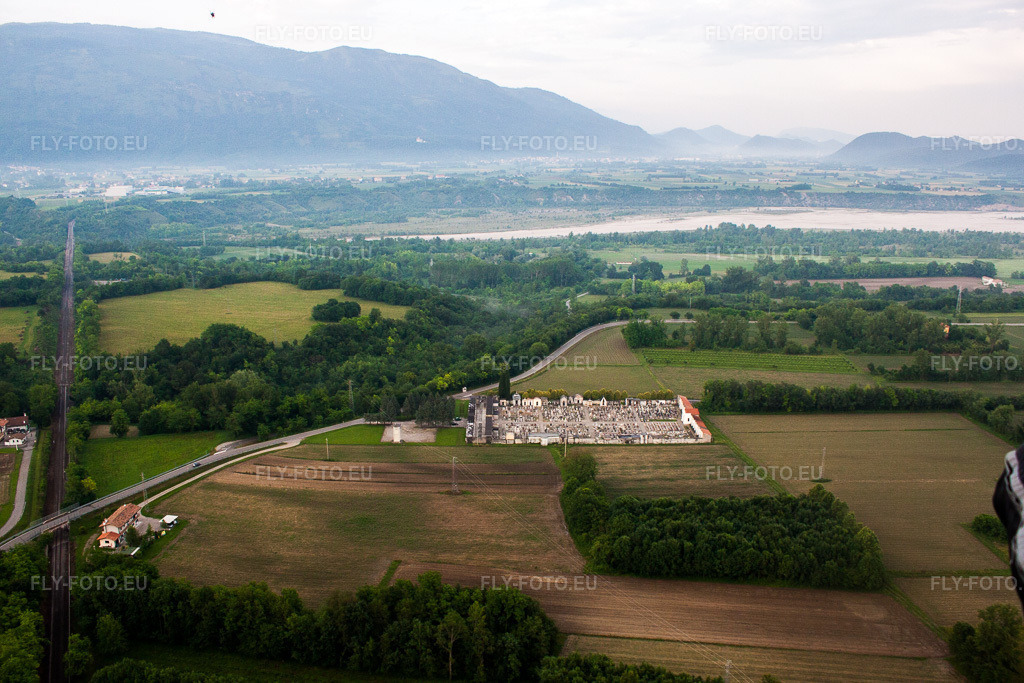 Vue aérienne: Vue de la ville à Cavasso Nuovo dans le département Pordenone, Italie – .Photo: IMG_50437.jpg prise le 08/06/2012 par Werner Riehm/FLY-FOTO.eu – Résolution de l'original: 4752 x 3168 px