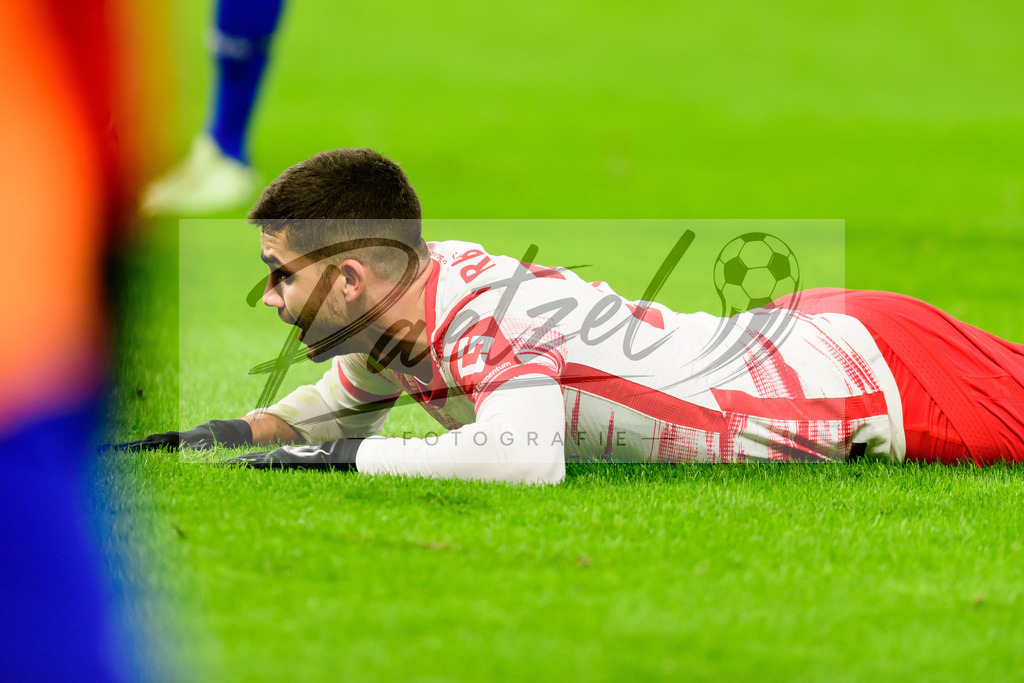 RBLLEV20211128_170 | Fussball, Herren: Andre Silva (RB Leipzig) am Boden bei dem Spiel der 1. Bundesliga zwischen RB Leipzig und Bayer 04 Leverkusen in der Red Bull Arena am 28.11.2021 in Leipzig, Deutschland.DFB / DFL REGULATIONS PROHIBIT ANY USE OF PHOTOGRAPHS AS IMAGE SEQUENCES AND/OR QUASI-VIDEO. - Realisiert mit Pictrs.com
